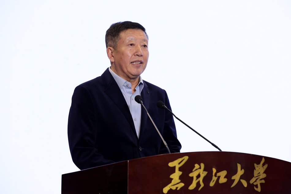 穿着西装笔挺的男子与配字描述已自动生成